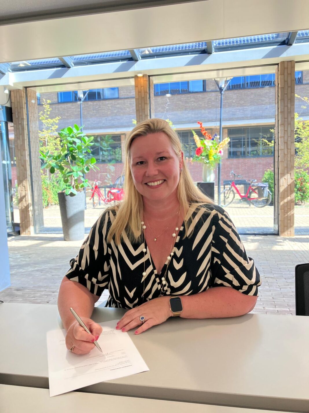 Elvira van Duijn-van Beelen tekent in het Katwijkse gemeentehuis voor haar aanstaande benoeming.
