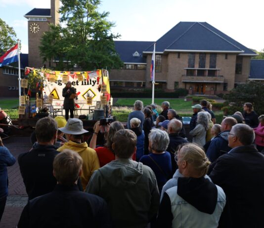 Protest tegen komst Eli Lilly voor gemeentehuis