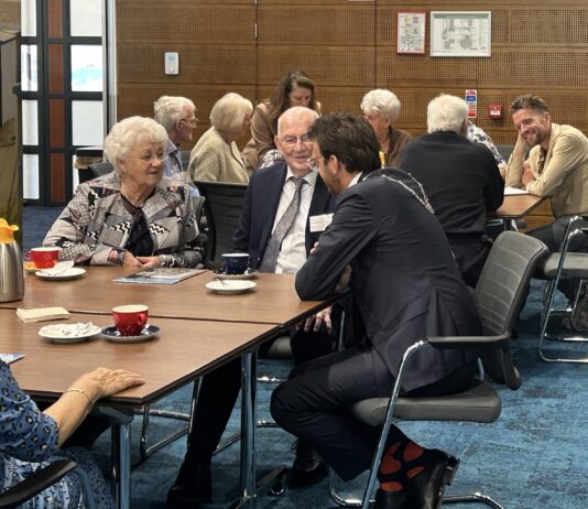 Echtparen voor de eerste keer op koffie bij burgemeester