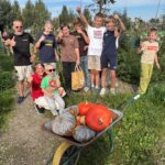 Schooltuinkinderen schenken pompoenen aan De Voorraadkast Katwijk