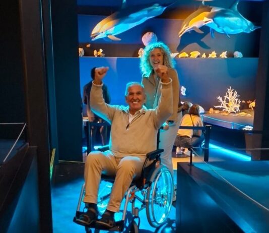 Zonnebloemgasten op pad met NS-medewerkers in Naturalis