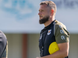 Katwijk-trainer Luigi Bruins klaar voor derby tegen Quick Boys na vurige steun van supporters