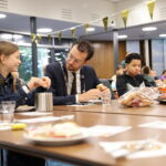 Burgemeester Middelkoop ontbijt met leerlingen van De Dubbelburg