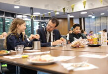 Burgemeester Middelkoop ontbijt met leerlingen van De Dubbelburg