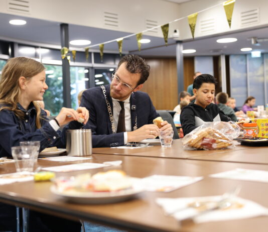Burgemeester Middelkoop ontbijt met leerlingen van De Dubbelburg