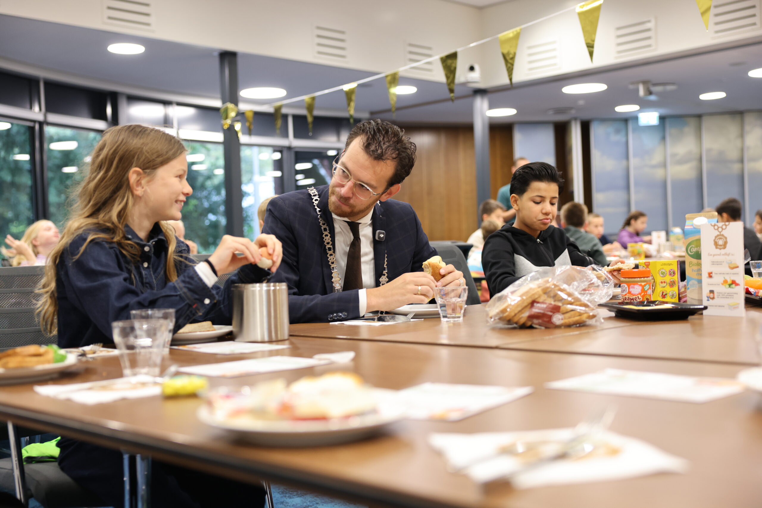 Burgemeester Middelkoop ontbijt met leerlingen van De Dubbelburg