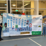 Winnende tekeningen over verkeersveiligheid op spandoeken