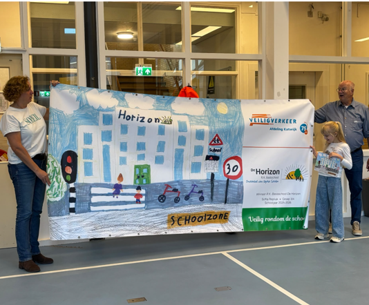 Winnende tekeningen over verkeersveiligheid op spandoeken
