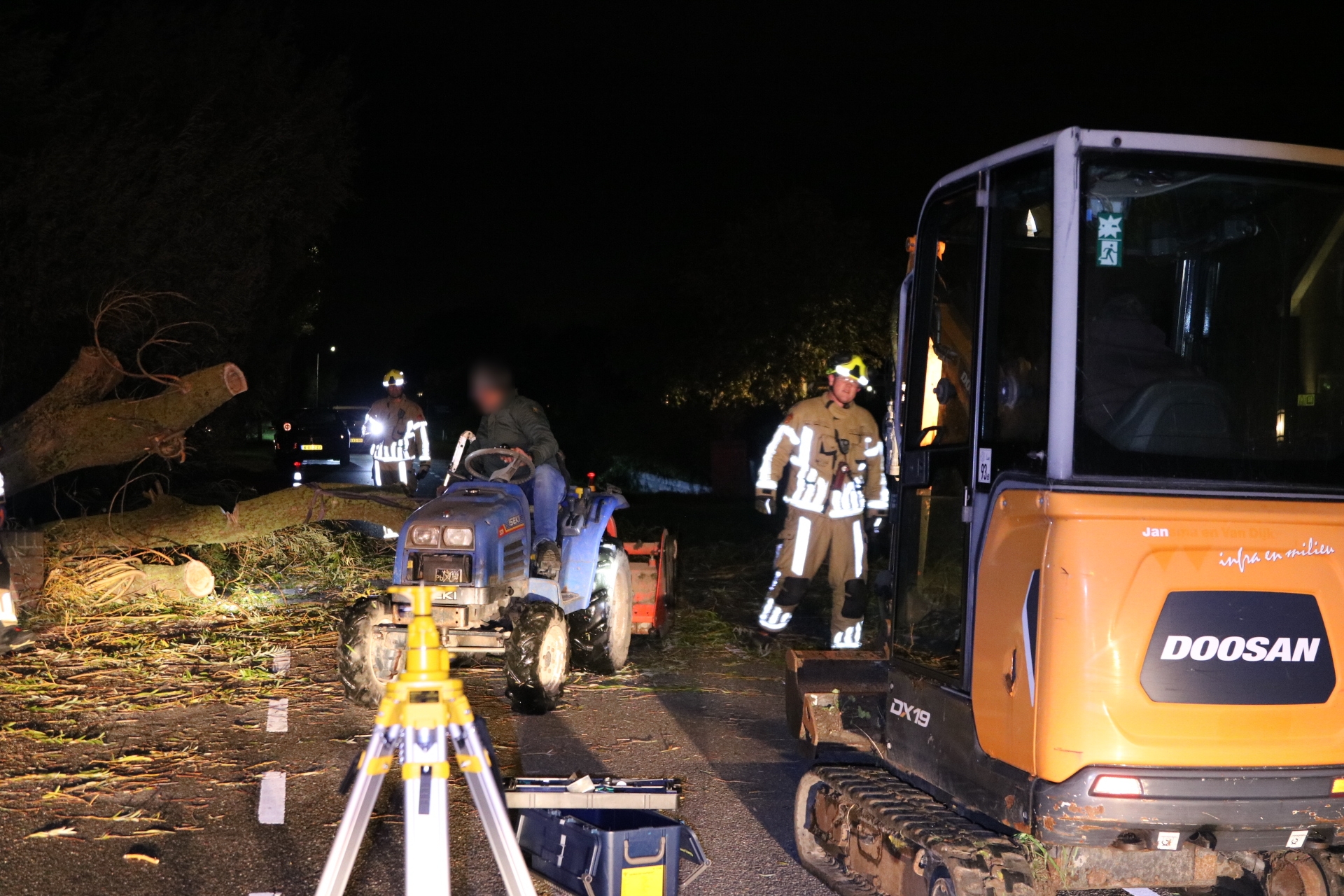 Voorhouterweg afgesloten door omgevallen boom