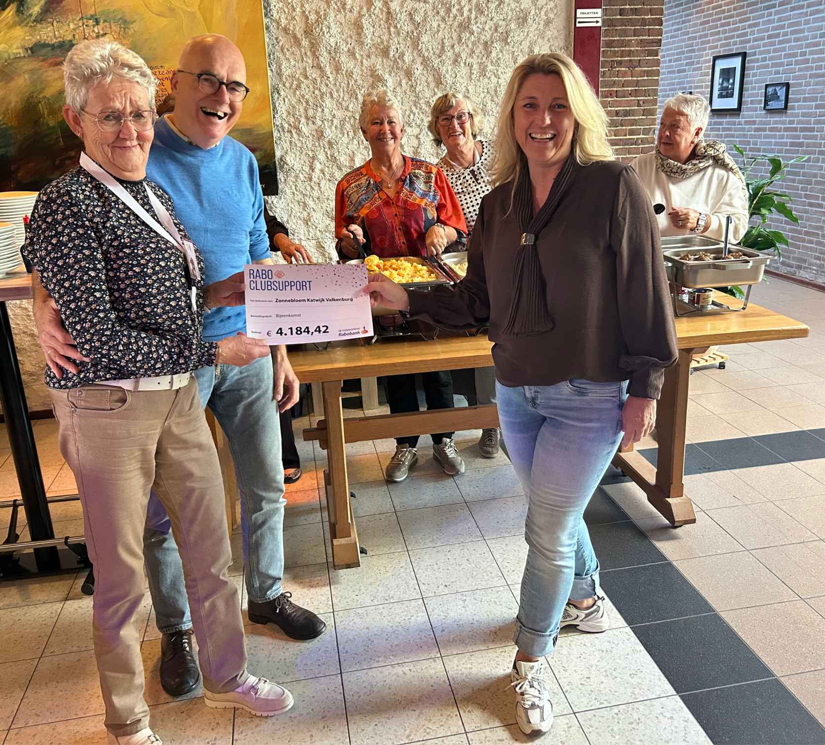 Zonnebloem verrast cheque van 4.184 euro