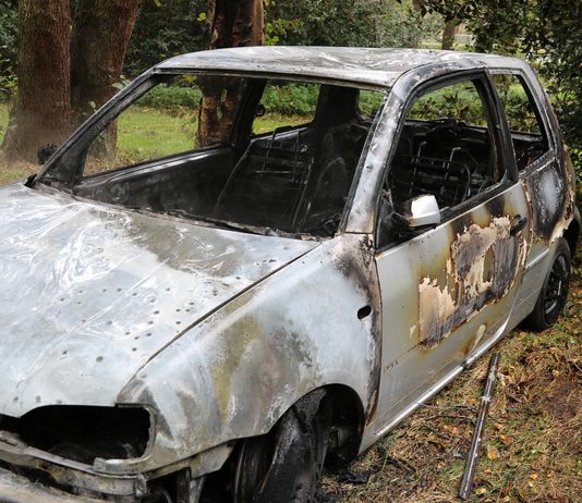 Personenauto volledig uitgebrand langs Wassenaarseweg