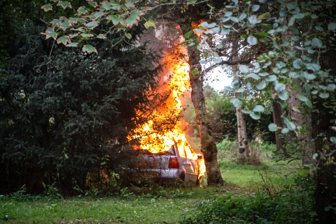 Personenauto volledig in brand tussen oude barakken, Wassenaarseweg - N441 3,3 in Katwijk