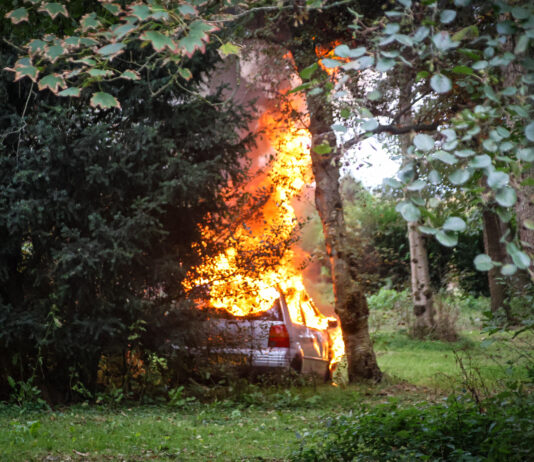Personenauto volledig uitgebrand langs Wassenaarseweg