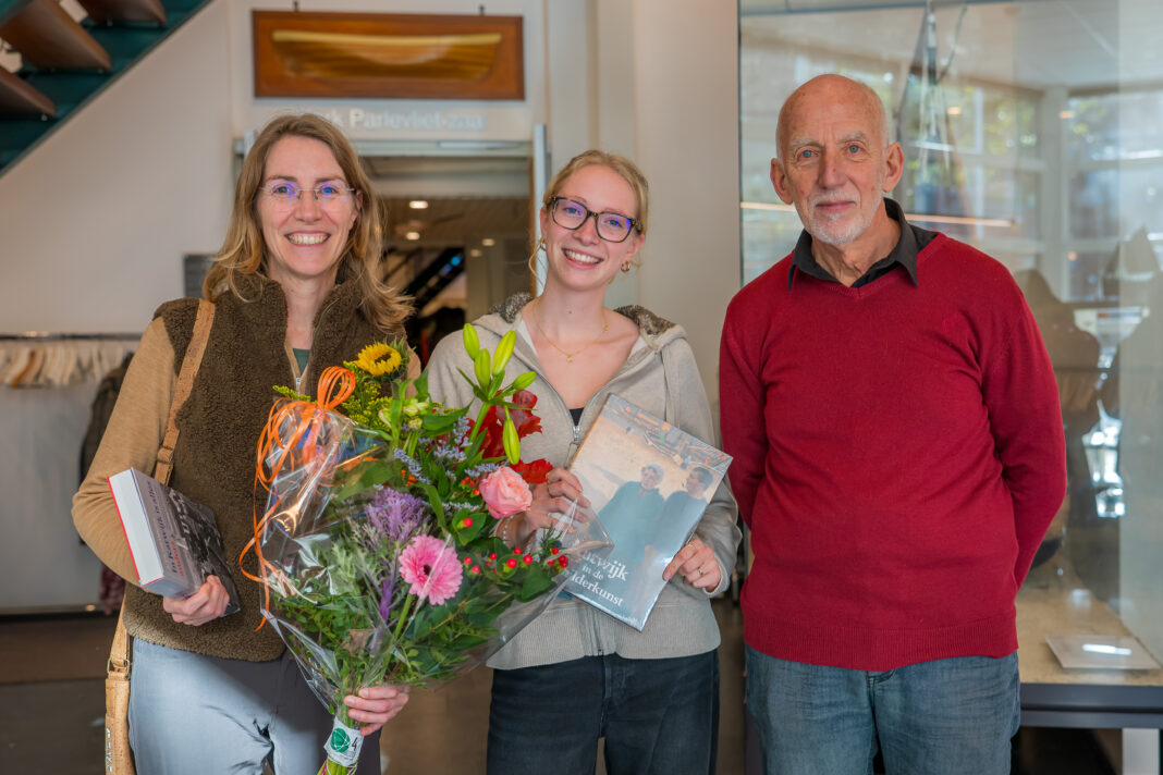102426 25.000 ste bezoeker Katwijks Museum, Louise van Kerkhoven (midden), de 25.000ste bezoeker van het Katwijks Museum, met haar moeder en bestuurslid Cees Haasnoot