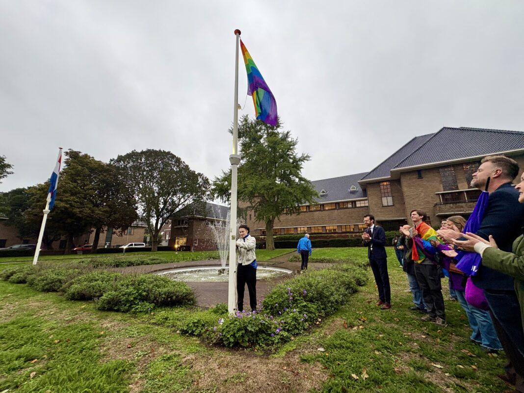 100926 Regenboogvlag gemeentehuis