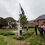 Regenboogvlag gehesen bij het Katwijkse gemeentehuis vanwege Coming Out Day en Paarse Vrijdag