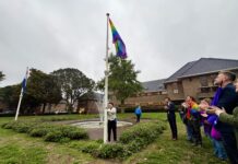 Regenboogvlag gehesen bij het Katwijkse gemeentehuis vanwege Coming Out Day en Paarse Vrijdag